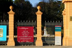 The labyrinth: Architecture, Design and other Arts. - Oscar Tusquets Blanca