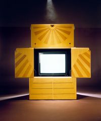 Electronics Closet - Oscar Tusquets Blanca