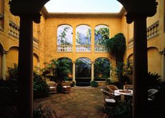 Patio Pomés - Oscar Tusquets Blanca