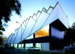 Puertas Castilla Cultural Center - Oscar Tusquets Blanca