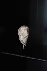 Head wearing a saccos - Oscar Tusquets Blanca