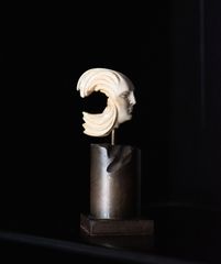 Ornamental head - Oscar Tusquets Blanca